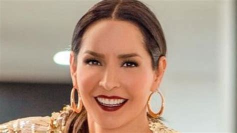 Carmen Villalobos sacudió la tendencia con traje de baño fucsia desde