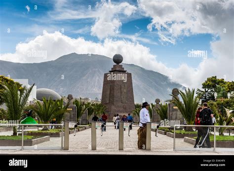 La Mitad del Mundo Denkmal Mitte der Erde markiert den Äquator Quito