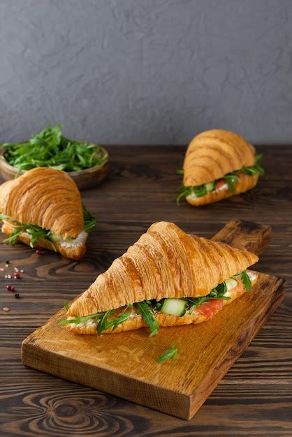 Croissants Sandwichs Au Fromage La Cr Me De Concombre Saumon Et