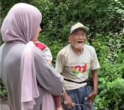 Viral Keluarga Muda Tolong Kakek Sepuh Pencari Rumput Jatuh Dari Sepeda