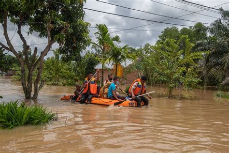 Al Menos Tres Muertos Y 32 000 Desplazados Por Las Inundaciones En La