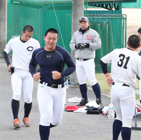 ＜智弁和歌山初練習＞今年初練習で校内の敷地を走る選手にゲキを飛ばす智弁和歌山・中谷監督（右から2人目）（撮影・坂田 高浩） ― スポニチ