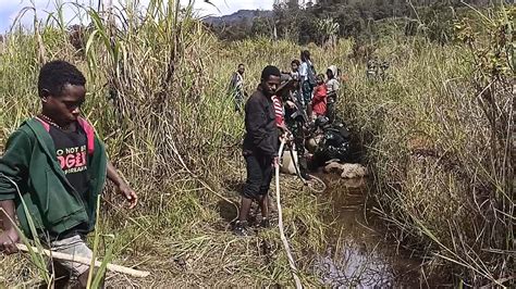 Atasi Krisis Air Bersih Satgas Tni Siliwangi Buatkan Saluran Air