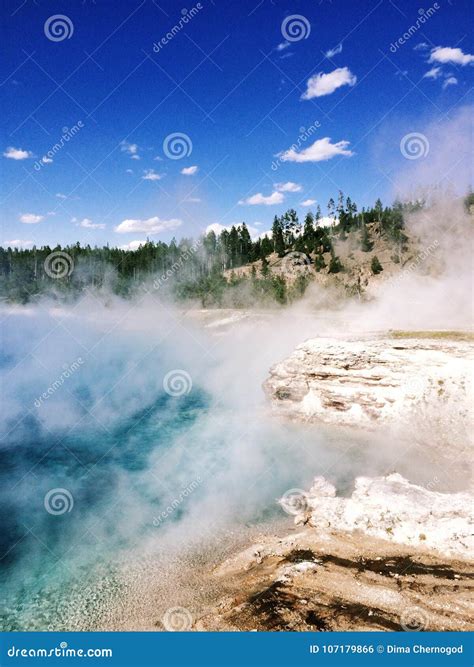 Aguas Termales En El Parque Nacional De Yellowstone Foto De Archivo