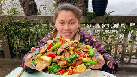 山裏起霧雨綿綿，今天扯些蒜苗來炒豬肝，加堆泡椒爆辣下飯吃兩碗record My Rural Life Youtube