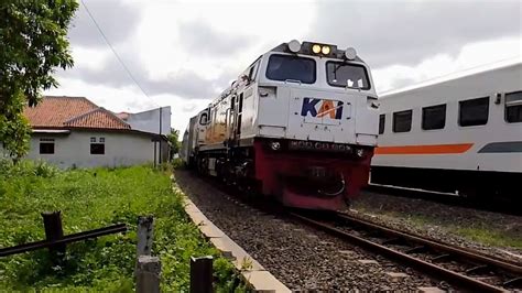 PALANG PINTU PERLINTASAN KERETA API JL LAYUR SEMARANG MOMEN KERETA