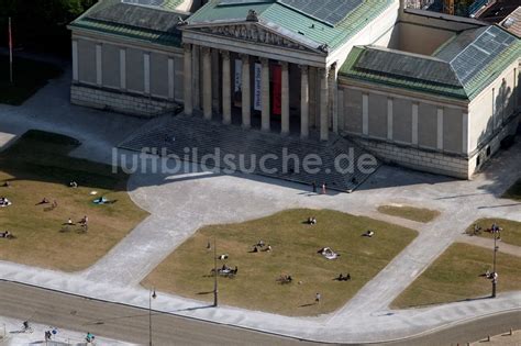 München von oben Menschen auf der Wiese vor dem Museums Gebäude