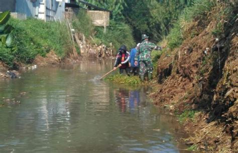 Satgas Citarum Sektor 21 02 Cileunyi Giat Bersihkan Aliran Sungai