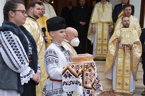 Mitropolitul Andrei A Slujit La Hramul Bisericii Din Cea Mai Mare