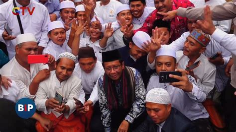 Disambut Sholawat Ribuan Santri Mahfud Md Kunjungi Ponpes Miftahul