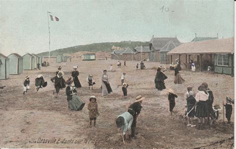 Deauville Enfants Sur La Plage Carte Postale Ancienne Et Vue D Hier