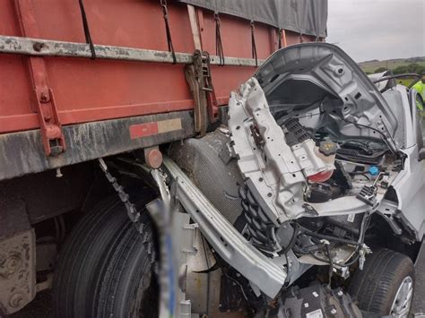 Carro Bate Na Traseira De Caminhão E Deixa Duas Pessoas Feridas Em