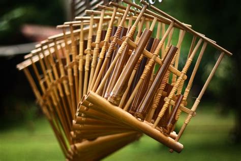 Alat Musik Angklung Asal Sejarah Dan Cara Memainkannya Riset