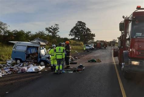 Batida entre veículos mata duas pessoas na Rodovia Integração em