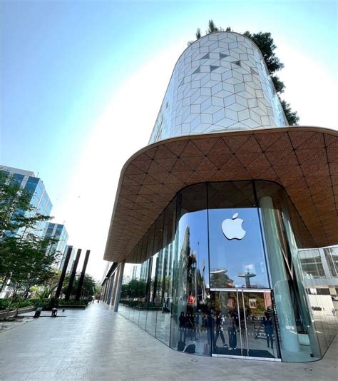 See Pics Apple Store In Mumbai S Bkc To Open April Today News