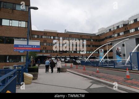 Main Entrance To The Queens Medical Centre The Qmc Is Part Of The