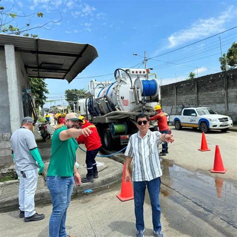 El Alcalde Dr Wilson Ca Izares Villamar Junto Al Gerente De La Empresa