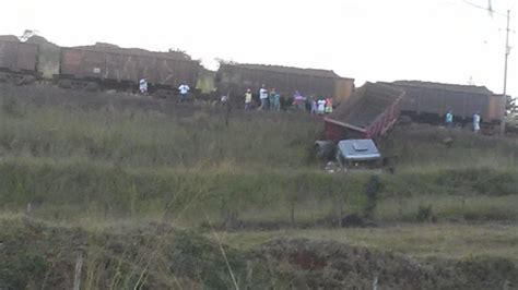 Trem Arrasta Caminh O Por Mais De Metros Moradores Cobram Viaduto