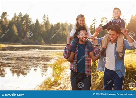Pareja Masculina Gay Con Los Ni Os Que Caminan Por El Lago Foto De Archivo Imagen De Caminata