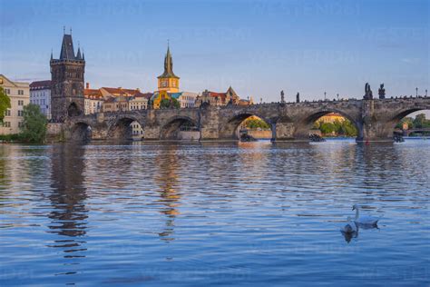 Tschechien Prag Moldau Altstadt mit Karlsbrücke und Brückenturm im