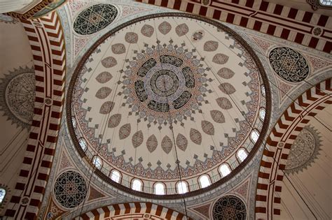 Vista interior de la cúpula de la arquitectura otomana en estambul