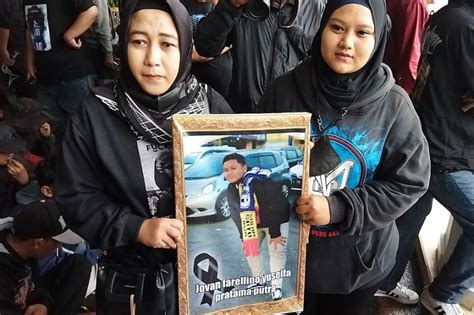 Ibu Korban Tragedi Kanjuruhan Ikut Demo Sakit Hati Ini Kenapa Anak