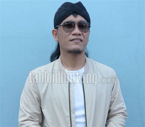 Pendakwah Gus Miftah Tampil Santai Dengan Jaket dan Kacamata - Tabloidbintang.com