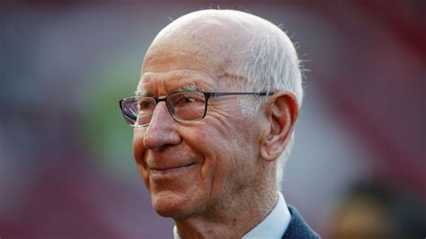 Sir Bobby Charlton obituary: Manchester United and England legend ...