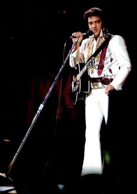 Elvis On Stage In Huntsville In May 31 1975 Elvis Jumpsuits Elvis Presley Images Elvis