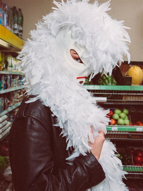 Popularizadas pelas Pussy Riot toucas ninja viram febre nas ruas da Rússia Russia Beyond BR