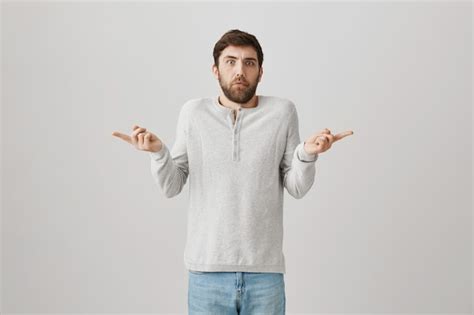 Retrato De Un Joven Barbudo Con Una Blusa Blanca Foto Gratis