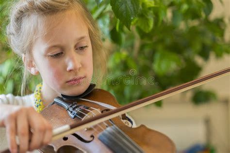 Feche Acima De Uma Crian A Que Joga O Violino No Fundo Verde Retrato Da