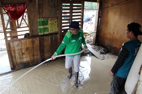 Pasca Banjir Balinggi WIZ Gerakkan Relawan Bersihkan Rumah Warga