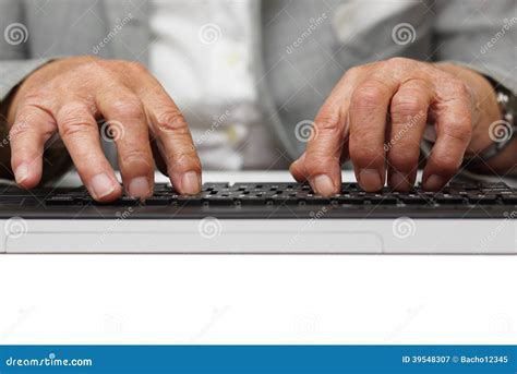 Muito Mulher Adulta Que Datilografa No Teclado De Computador Imagem De