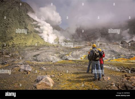 North island new zealand volcano hi-res stock photography and images ...