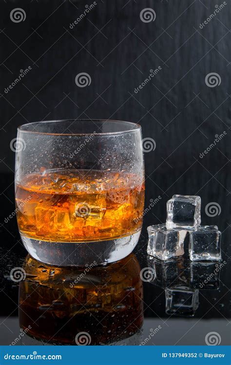 Whisky De La Bebida Del Alcohol Con Hielo Foto De Archivo Imagen De