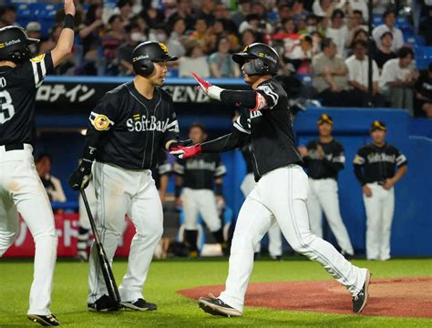 ＜ヤ・ソ＞7回、今宮は2ランを放ちナインの出迎えに笑顔（撮影・沢田 明徳） ― スポニチ Sponichi Annex 野球