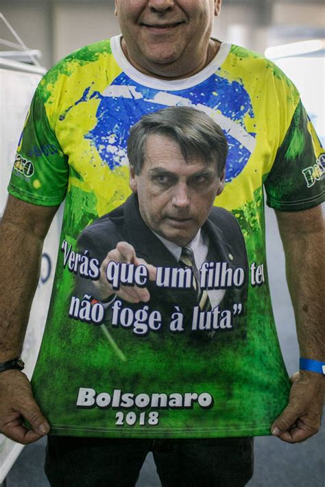 Apoiadores De Bolsonaro Mostram Suas Camisetas De Apoio Ao Candidato