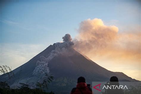 Luncuran Awan Panas Gunung Merapi ANTARA News