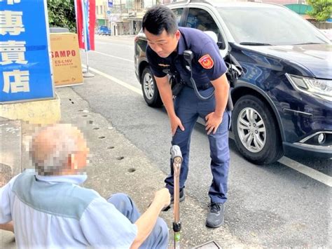 外出迷途坐地休息 長竹警助老翁返家團圓