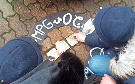 Schüler reinigen Stolpersteine in Schmelz und Saarlouis