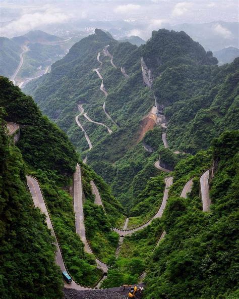 "The best in the world wonders road", Zhangjiajie National Forest Park ...