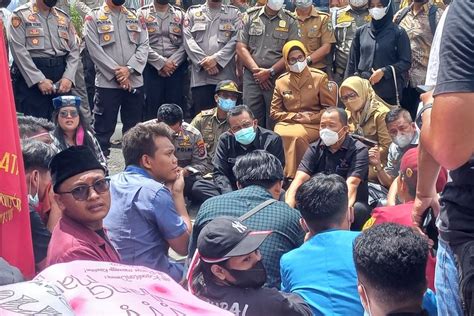 Mahasiswa Di Pematangsiantar Demo Di Kantor Dprd Ditemui Wali Kota Dan