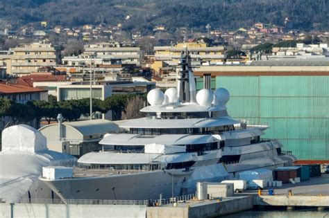 ‘Gold bathrooms’: Putin’s $1b super yacht gets refit in Italy