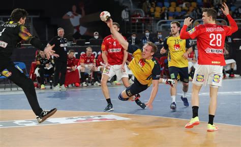 Handball-Denmark edge Sweden to retain world handball crown | Reuters