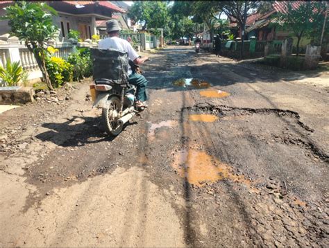 Tak Kunjung Diperbaiki Pemkab Kuningan Warga Keluhkan Akses Jalan