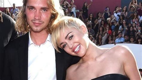 Un indigente subió a recibir el premio MTV de Miley Cyrus a mejor video