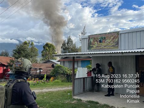 POTRETPAPUA KKB Bakar Rumah Warga Dan Tower Telkomsel Di