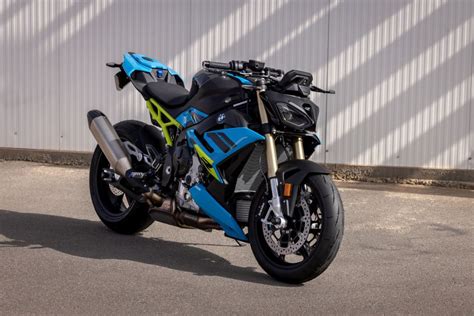 BMW aprimora padrões para linha 2025 da hypernaked S 1000 R