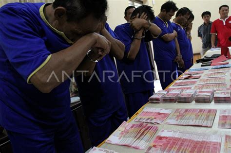 Uang Palsu Antara Foto